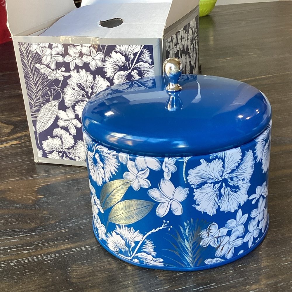 La Jolie Muse Shore Breeze & Sage Scented Candle - Picture 2 of 5